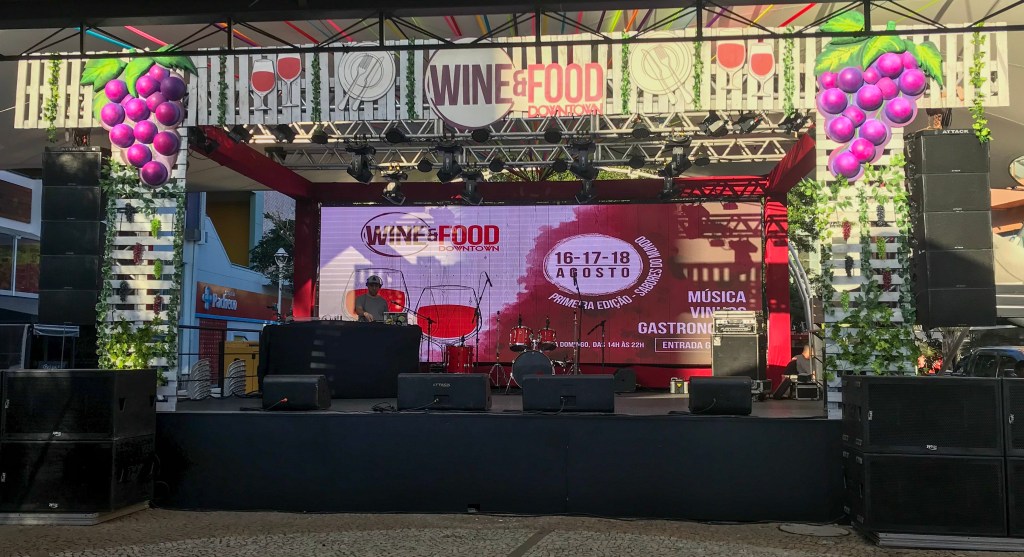 Conhecer a cultura internacional em pratos e&nbsp;taças