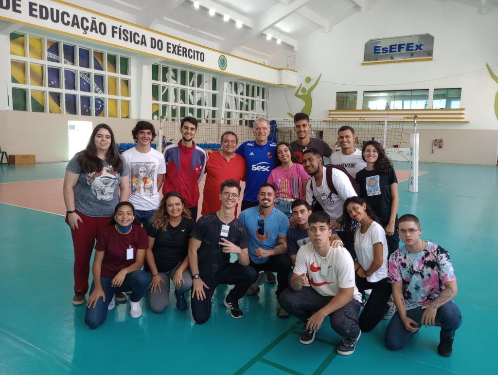 O curso de Educação Física do campus Barra realiza visita técnica no ESEFEX e recebe treinamento do técnico Bernardinho