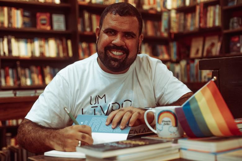 Literatura LGBTQIA+ incentiva representatividade e combate o&nbsp;preconceito