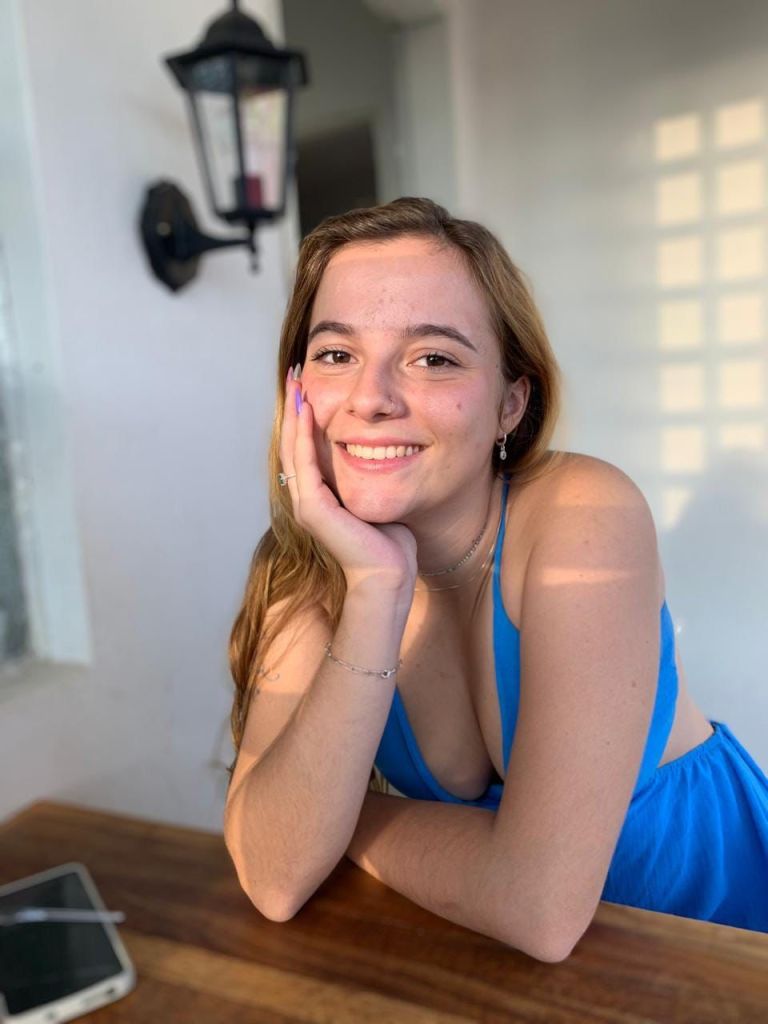 A estudante de biologia Beatriz Franco, acredita que a cultura rica do Brasil tenha influencia na nossa relação com a música. (Reprodução - Arquivo pessoal)